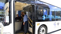 Acara ini ditandai dengan penyerahan bus listrik merek BYD type K9 oleh Direktur Utama PT VKTR Teknologi Mobilitas Gilarsi W. Setijono kepada Direktur PENS Aliridho Barakbah.