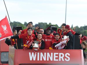 Foto Arak-arakan Liverpool Pamer Trofi Carabao Cup dan Piala FA