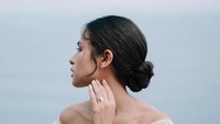 Salah satu pose Maudy Ayunda di Bali. Foto: Instagram