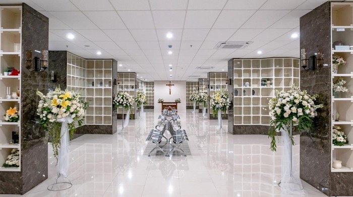 Rumah Duka Carolus yang berlokasi di Jalan Salemba Raya, Jakarta Pusat kembali dibuka dengan wajah baru dan mengusung konsep One Stop Solution ke tempat peristirahatan terakhir.