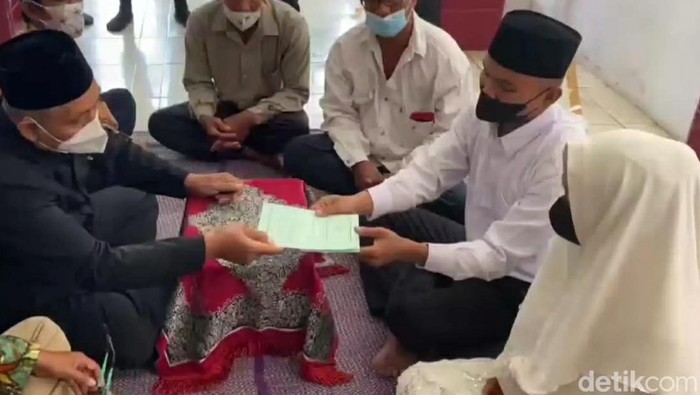 Seorang tahanan kasus narkoba menikah di Polres Tegal Kota, Senin (30/6/2022).