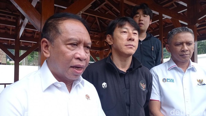 Menpora Zainudin Amali dan Shin Tae-yong dalam kunjungannya ke UPI.