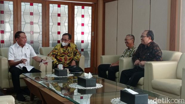 Menpora Zainudin Amali dan Shin Tae-yong dalam kunjungannya ke UPI.