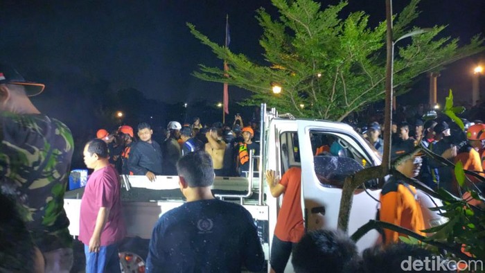Warga mengevakuasi mobil pikap yang nyemlung embung di Bantul, Senin malam (30/5/2022).