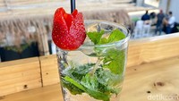 Santai di Sand & Salt makin lengkap dengan Mojito Strawberry (Rp 39.000) yang menyegarkan.