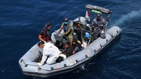Sebanyak 21 korban KM Ladang Pertiwi yang tenggelam di Selat Makassar masih belum ditemukan. Sejauh ini, baru 21 orang dari total 42 penumpang yang ditemukan dalam kondisi selamat. ANTARA FOTO/HO-BASARNAS/ABHE.