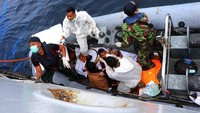 Proses pencarian korban KM Ladang Pertiwi masih terus berlanjut. Pada hari ketiga pencarian, Senin (30/5) titik pencarian kembali diperluas dari sebelumnya 15 nautical miles menjadi 20 nautical miles. Titik operasi pencarian diperluas setelah empat korban lainnya ditemukan. Operasi pencarian dimulai pukul 06.00 Wita. Sementara metode pencarian masih dilakukan seperti bisa melalui udara dan laut. ANTARA FOTO/HO-BASARNAS/ABHE.