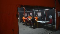 Sementara itu, Tim Disaster Victim Identification (DVI) Polda Sulawesi Selatan (Sulsel) disiagakan melakukan investigasi atas pencarian korban tenggelam KM Ladang Pertiwi di Selat Makassar. Sebanyak 26 personel DVI disiagakan di Pelabuhan Paotere, Kota Makassar. Kabid Dokkes Polda Sulsel, Kombes Yusuf membagi 26 orang itu ke dalam tiga tim. Di antaranya tim antemortem atau tim yang mengumpulkan data-data fisik khas dari korban sebelum meninggal. Kemudian tim postmortem atau kelompok yang mengumpulkan data-data fisik yang diperoleh melalui identifikasi personal setelah korban meninggal. Terakhir, tim rekonsiliasi atau tim yang mencocokkan dari kedua data tersebut. ANTARA FOTO/Abriawan Abhe.