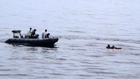 Anggota TNI AL mengevakuasi korban selamat dari tenggelamnya KM Ladang Pertiwi Dua di Selat Makassar, Sulawesi Selatan, Minggu (29/5/2022). ANTARA FOTO/HO-BASARNAS/ABHE.