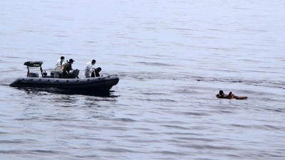 Momen Evakuasi Korban KM Ladang Pertiwi di Selat Makassar