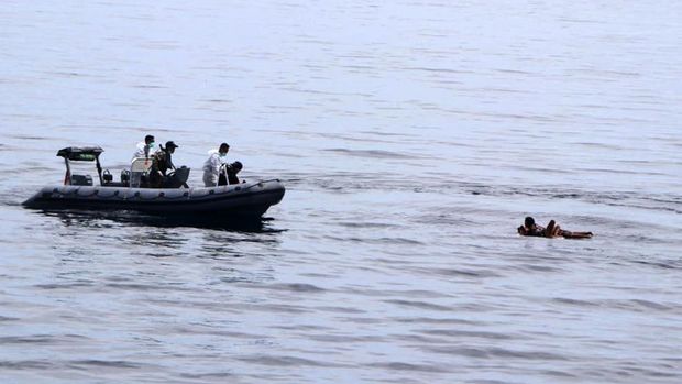 Proses evakuasi korban tenggelamnya KM Ladang Pertiwi terus dilakukan di Selat Makassar. Sejumlah korban berhasil dievakuasi tim penyelamat.