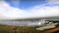 Rusia mempublis foto saat pesawat jet Rusia Su-25 menembakan roket ke wilayah Ukraina.