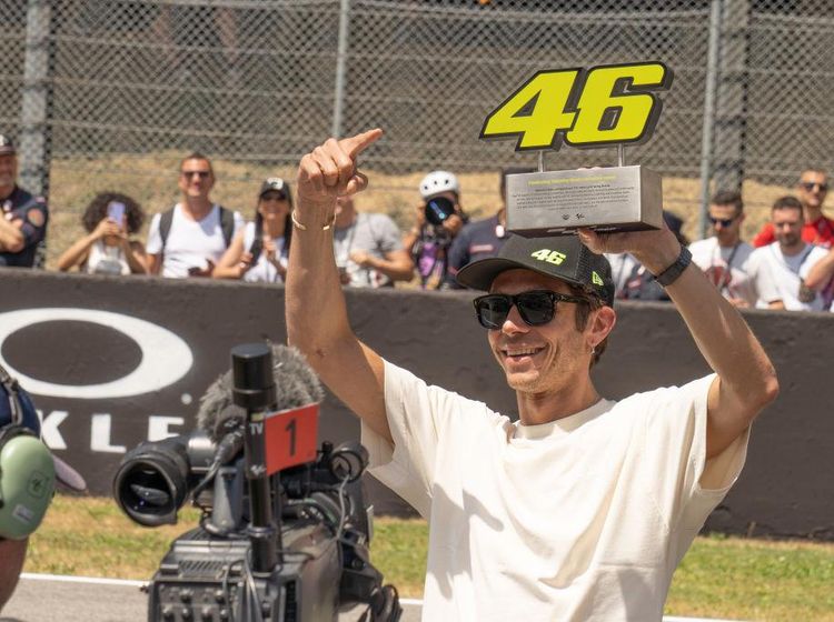 Momen Nomor 46 Valentino Rossi Dipensiunkan dari MotoGP