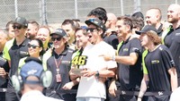 Viegas dan Ezpelata lantas memberikan trofi spesial berbentuk angka 46 yang begitu identik dengan Rossi. Setelah Rossi pensiun akhir musim lalu, nomor tersebut juga ikut diturunkan selama-lamanya dari MotoGP. (Fabio Averna/NurPhoto/Getty Images)