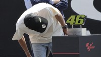 Rossi jadi tamu istimewa di sela-sela Kualifikasi MotoGP Italia 2022 yang dihelat di Autodromo Internazionale del Mugello, Sabtu (28/5/2022) malam WIB. (Ciro De Luca/Reuters)