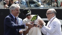 Sebelum sesi tersebut dimulai, seremoni untuk memensiunkan nomor 46 itu dilakukan oleh Presiden Federasi Motor Internasional (FIM) Jorge Viegas dan CEO Dorna Carmelo Ezpelata. (Ciro De Luca/Reuters)