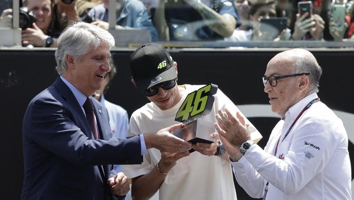 Momen Nomor 46 Valentino Rossi Dipensiunkan di MotoGP Italia MotoGP - Italian Grand Prix - Mugello Circuit, Scarperia e San Piero, Italy - May 28, 2022 MotoGP legend Valentino Rossi is given an award by FIM President Jorge Viegas and Dorna Sports CEO Carmelo Ezpeleta REUTERS/Ciro De Luca