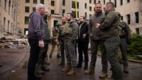 Mengutip Reuters, kunjungan Presiden Ukraina Volodymyr Zelenskiy ke Kharkiv merupakan penampilan resmi pertamanya di luar wilayah Kyiv sejak invasi Rusia dimulai pada 24 Februari lalu. 