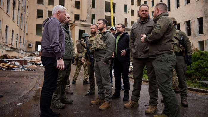 Momen Presiden Ukraina Melihat Dampak Kerusakan Perang di Kharkiv Presiden Ukraina Volodymyr Zelenskiy mengunjungi wilayah Kharkiv. Kunjungan itu jadi penampilan resmi pertamanya di luar wilayah Kyiv sejak Invasi Rusia dimulai
