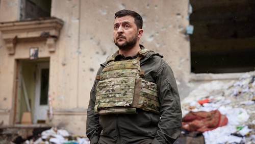 Presiden Ukraina Volodymyr Zelenskiy mengunjungi wilayah Kharkiv. Kunjungan itu jadi penampilan resmi pertamanya di luar wilayah Kyiv sejak Invasi Rusia dimulai