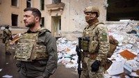 Zelenskiy turut membahas mengenai rencana pembangunan kembali bangunan di wilayah Kharkiv yang rencananya akan dilengkapi dengan tempat perlindungan bom.