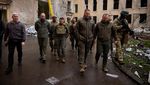 Momen Presiden Ukraina Melihat Dampak Kerusakan Perang di Kharkiv