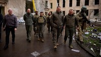 Dalam kunjungan tersebut, Zelenskiy turut bertemu dengan sejumlah prajurit Ukraina yang ada di garis depan perang melawan Rusia di Kharkiv. 