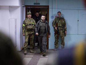 Zelenskiy Keluar Kota Kiev Kali Kedua, Temui Pejabat di Donbas