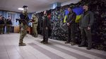 Momen Presiden Ukraina Melihat Dampak Kerusakan Perang di Kharkiv
