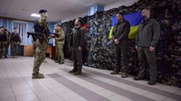 Momen Presiden Ukraina Volodymyr Zelenskiy menemui langsung para prajurit Ukraina yang berada di wilayah Kharkiv, Minggu (29/5/2022) waktu setempat. 