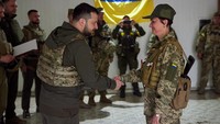 Penghargaan itu diberikan sebagai bentuk apresiasi atas perjuangan para prajurit Ukraina di tengah invasi Rusia yang telah berlangsung sejak 24 Februari lalu. 