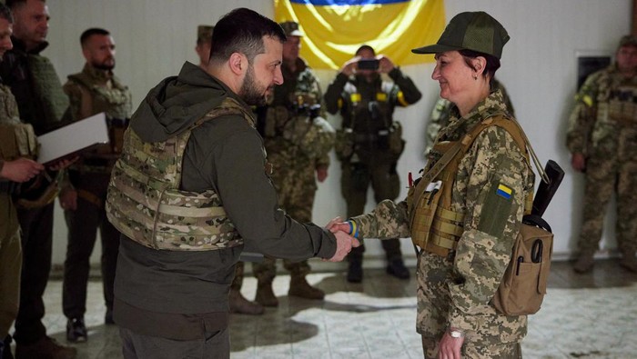 Presiden Ukraina Volodymyr Zelenskiy mengunjungi wilayah Kharkiv. Kunjungan itu jadi penampilan resmi pertamanya di luar wilayah Kyiv sejak Invasi Rusia dimulai