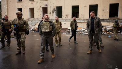 Momen Presiden Ukraina Melihat Dampak Kerusakan Perang di Kharkiv