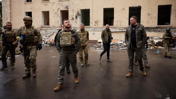 Momen Presiden Ukraina Melihat Dampak Kerusakan Perang di Kharkiv