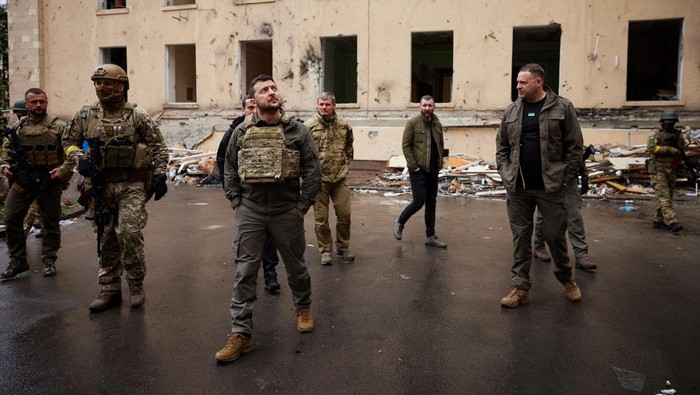Momen Presiden Ukraina Melihat Dampak Kerusakan Perang di Kharkiv Presiden Ukraina Volodymyr Zelenskiy mengunjungi wilayah Kharkiv. Kunjungan itu jadi penampilan resmi pertamanya di luar wilayah Kyiv sejak Invasi Rusia dimulai