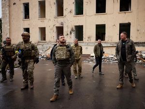Momen Presiden Ukraina Melihat Dampak Kerusakan Perang di Kharkiv