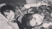 Momen itu terjadi saat Nagita Slavina dan Caca Tengker duduk di bangku SD. Foto: Instagram Caca Tengker
