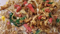 Di kawasan Cengkareng Barat ada penjual nasi goreng di warung tenda yang enak, namanya Nasi Goreng Ganefo. Harga satu porsinya Rp 20.000 dengan isian topping melimpah.  Foto: Instagram/Google Review /Riq Prijanto