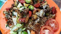 Di daerah Setiabudi, Jakarta Selatan juga bisa kamu temui penjual nasi goreng gila yang enak. Namanya Nasi Goreng Gila Bahari. Nasi goreng yang gurih ini disajikan dengan topping olahan bakso, sosis, ati ampela, hingga pete. Harganya Rp 20.000-an saja per porsi. Foto: Instagram @nasi_goreng_gila_bahari