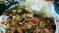 Di Patal Senayan, Jakarta Selatan juga ada warung nasi goreng gerobakan yang lezat. Warung makan ini menawarkan menu nasi goreng gila yang rasanya tak perlu diragukan lagi. Seporsinya mulai dari Rp 20.000 saja. Foto: Google Review /Rozi Tjng
