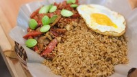 Nasi Goreng Kribo di Jalan Pesanggrahan, Jakarta Barat juga menyediakan seporsi nikmat nasi goreng gila. Harganya dibanderol Rp 25.000, topping-nya melimpah bahkan ada pete juga lho! Foto: /Google Review /dok. Nasgor Kribo