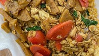 Tjia Kitchen yang berlokasi di Muara Karang, Jakarta Utara juga menyajikan menu nasi goreng gila yang enak. Untuk topping nasi goreng ini bisa pesan sesuai selera, seperti bakso, sosis, ayam, hingga pete. Foto: Instagram @tjiakitchen