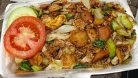 Di kawasan Cengkareng Timur ada tempat makan nasi goreng yang menu nasi goreng gilanya juara. Namanya Nasi Goreng Surabaya 88 dan harganya mulai dari Rp 28.000. Topping nasi goreng gila di sini tidak pelit dengan cita rasa cenderung manis. Foto: Instagram @hidupdemimakan