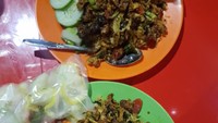 Satu porsi nasi goreng gila yang sedap bisa kamu cicipi di Nasi Goreng Yonker. Lokasinya ada di Jalan Petogogan, Kebayoran Baru, Jakarta Selatan. Harga seporsinya Rp 20.000-an saja dengan porsi yang lumayan besar. Foto: Google Review/byurmo