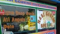 Nasi Goreng Gila Bang Somad di Mampang Prapatan juga bisa jadi acuan saat ingin menikmati nasi goreng gila. Seporsinya terjangkau dengan harga Rp 20.000-an saja sudah bisa kenyang. Foto: Google Review/dok. Nasgor Gila Bang Somad