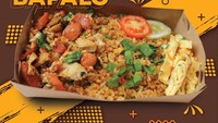 Nasi goreng gila dengan topping olahan sosis, bakso telur, ayam, dan sayuran ini juga ditawarkan oleh Nasgor Bapalo. Harganya terjangkau mulai dari Rp 15.000 - Rp 21.000. Foto: Instagram @nasgorbapalo.id