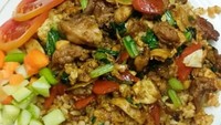 Nasi Goreng Gila Ortega berlokasi di daerah Ciledug, Tangerang. Warung makan ini menawarkan nasi goreng gila dengan topping banyak yang manis gurih. Harganya Rp 20.000-an saja dan sangat mengenyangkan. Foto: Google Review /Andi Rezpeck