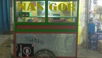 Penjual nasi goreng gila juga ada di kawasan Larangan Utara, Tangerang. Namanya Nasi Goreng Gila Bang Memet. Meski penjualnya berupa gerobak sederhana, rasanya lezat.  Foto: Instagram/Google Review /Arkan Said