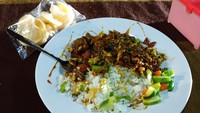 Nasi Goreng DPR ternyata juga memiliki menu nasi goreng gila yang enak. Seporsinya sangatlah terjangkau, hanya Rp 16.000 saja. Ada juga varian nasi gila yang tak kalah enak. Foto: Instagram/Google Review /Shony Saputra 