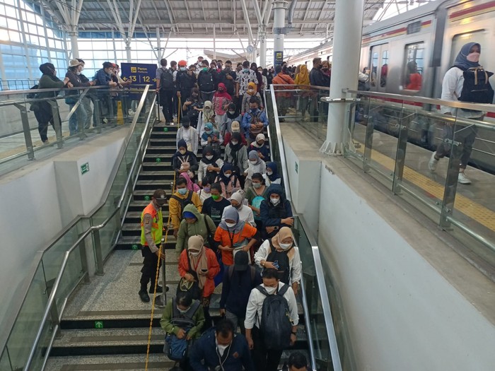 KAI Commuter memberlakukan rute baru di Stasiun Manggarai sejak Sabtu (28/5). Terjadi kepadatan penumpang di Stasiun Manggarai, Senin (30/5/2022), sore.